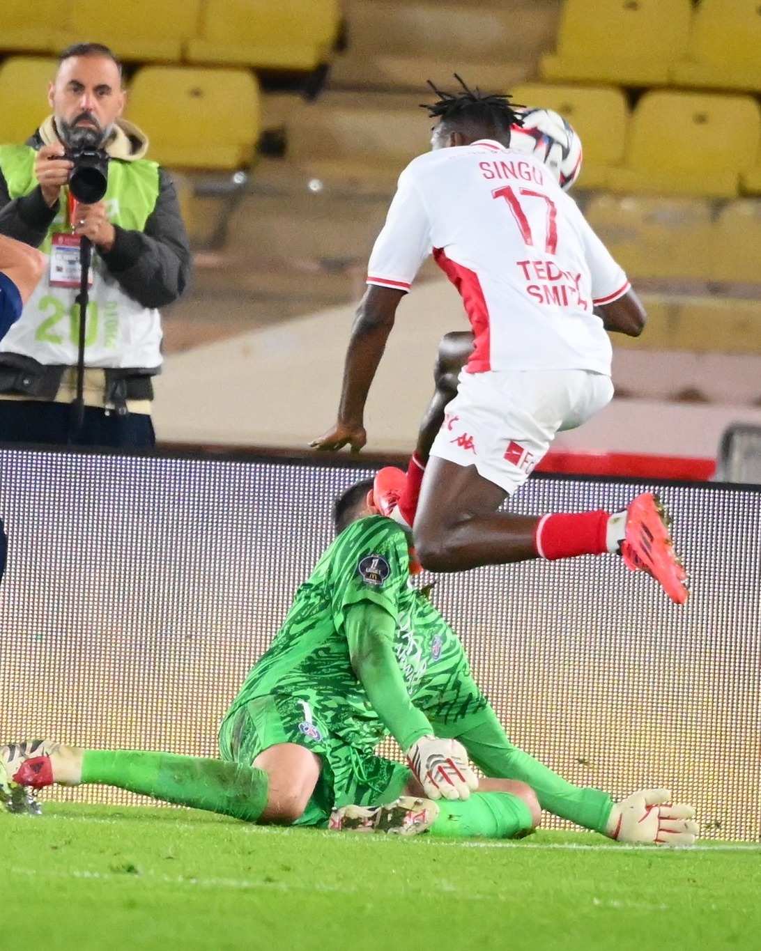 关于法国队遭遇欧预赛大比分惨败，反思重整的信息