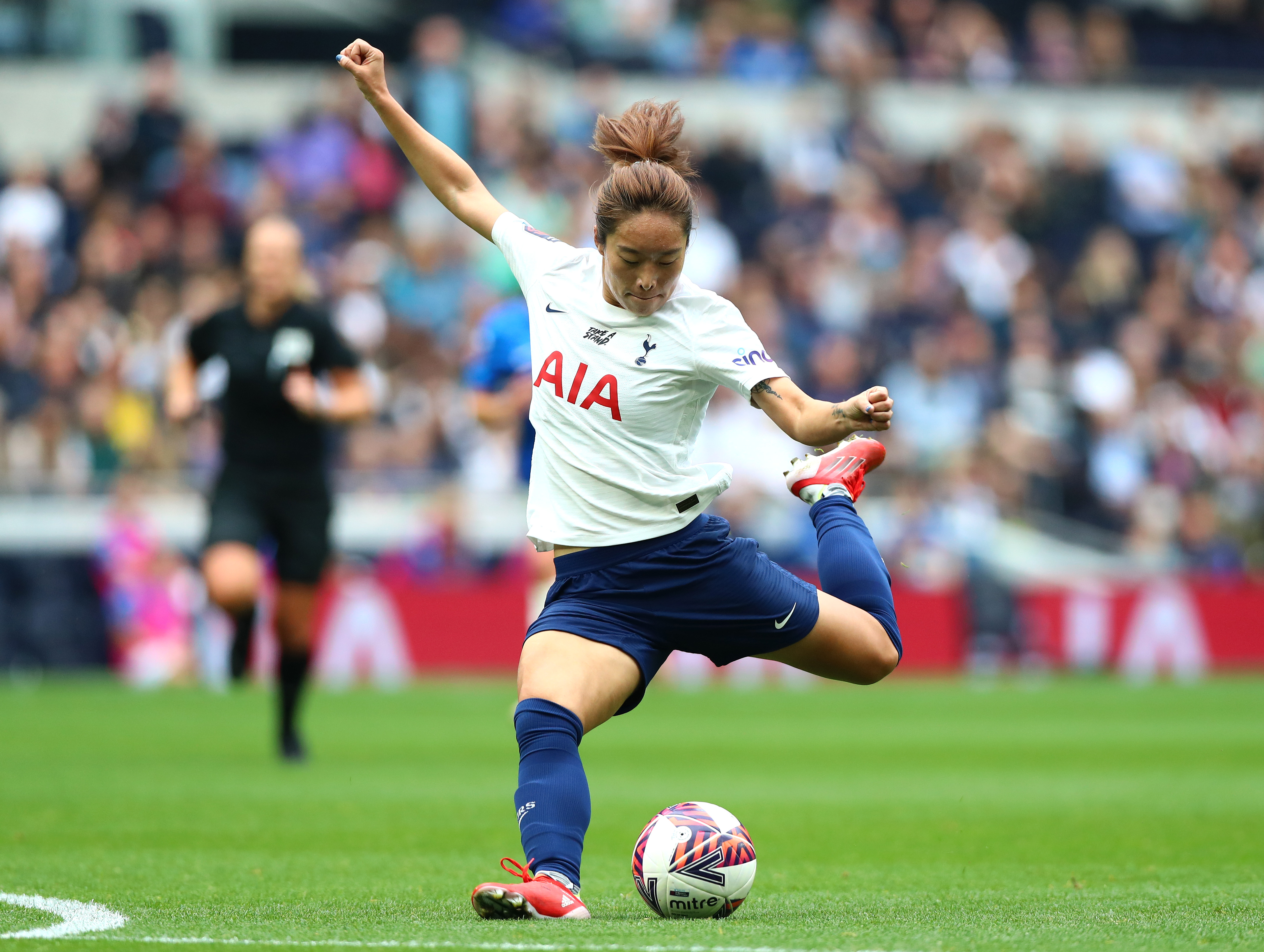 身披战袍的女足英豪，向梦想出发的简单介绍