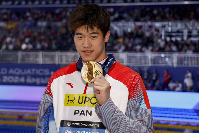 破纪录夺金:游泳选手表现抢眼 破纪录夺金:游泳选手表现抢眼