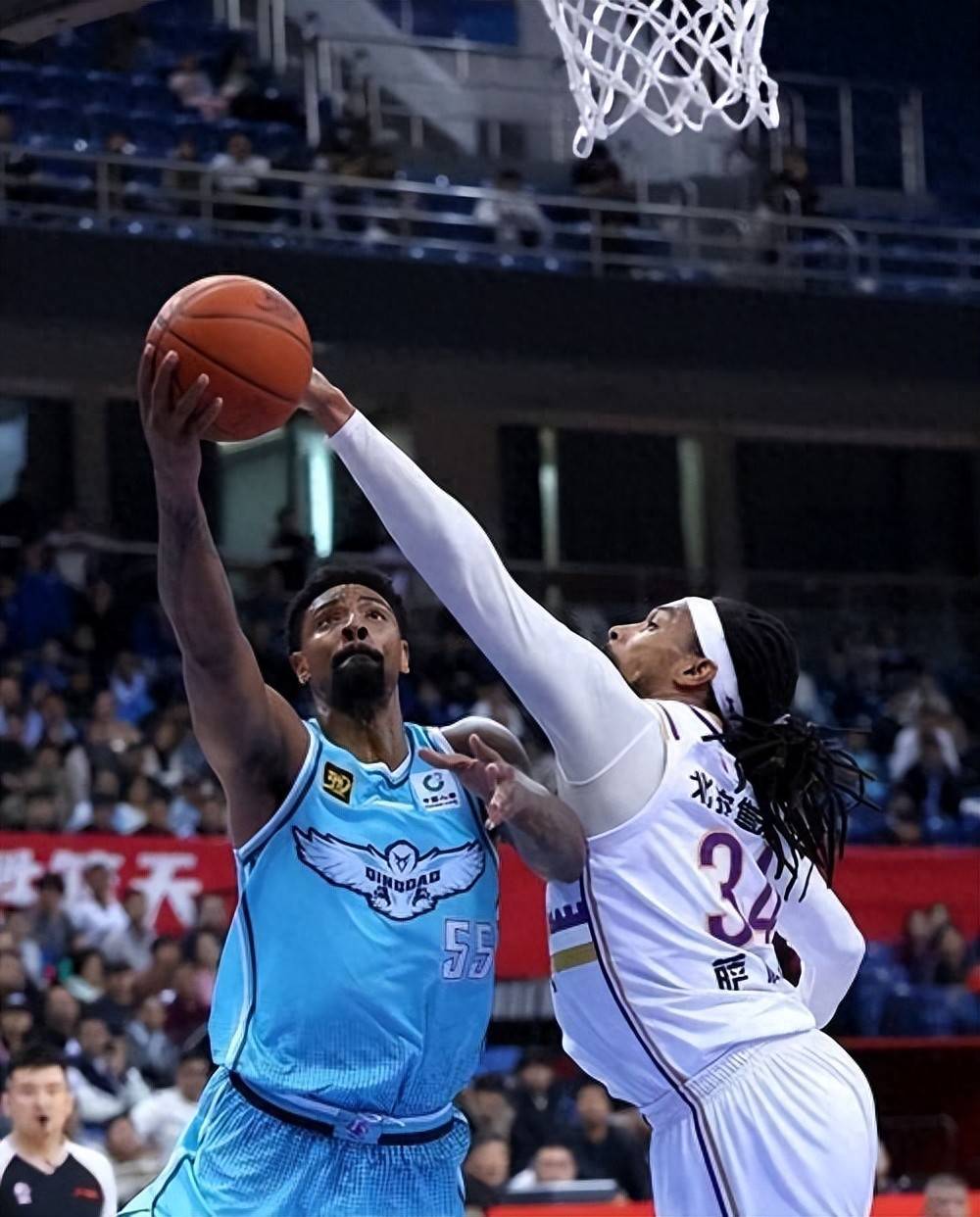 包含强强对决！男子篮球决赛现场气氛热烈的词条