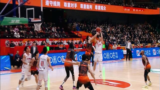 新疆男篮大胜对手，追赶积分的简单介绍