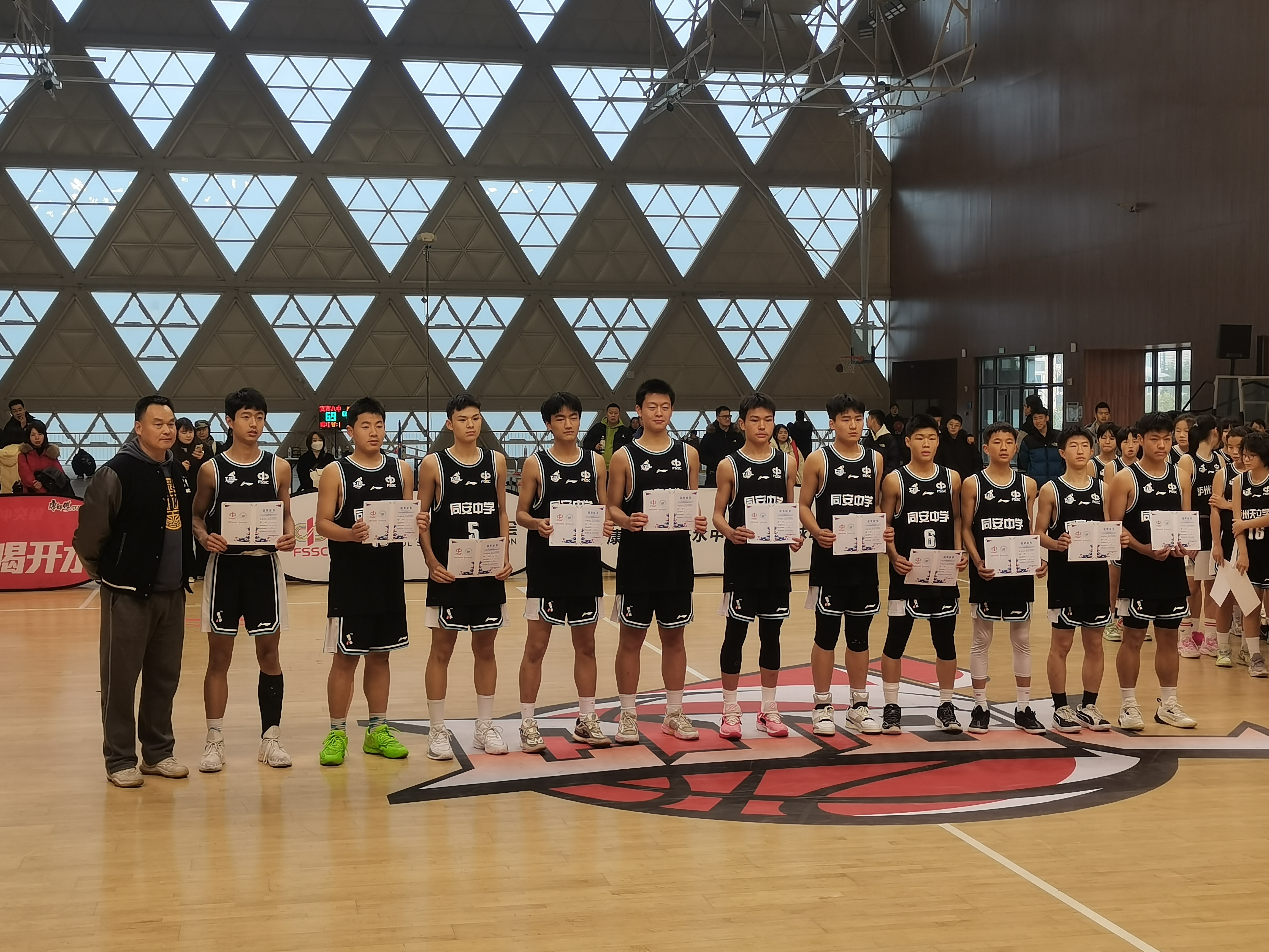 开云平台-球队在篮球比赛中积极备战