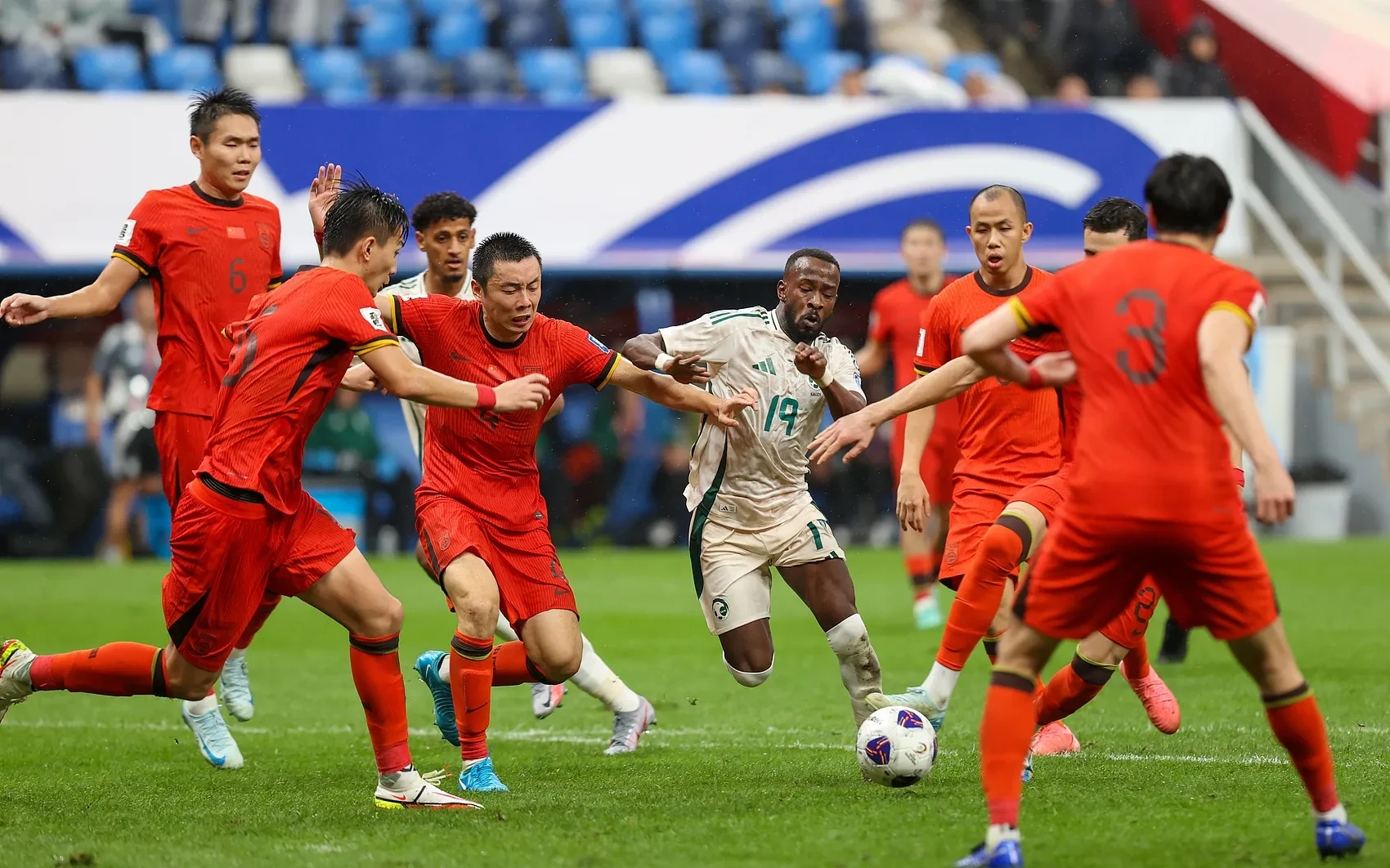 胜负悬念！强队对决唤起球迷热情的简单介绍