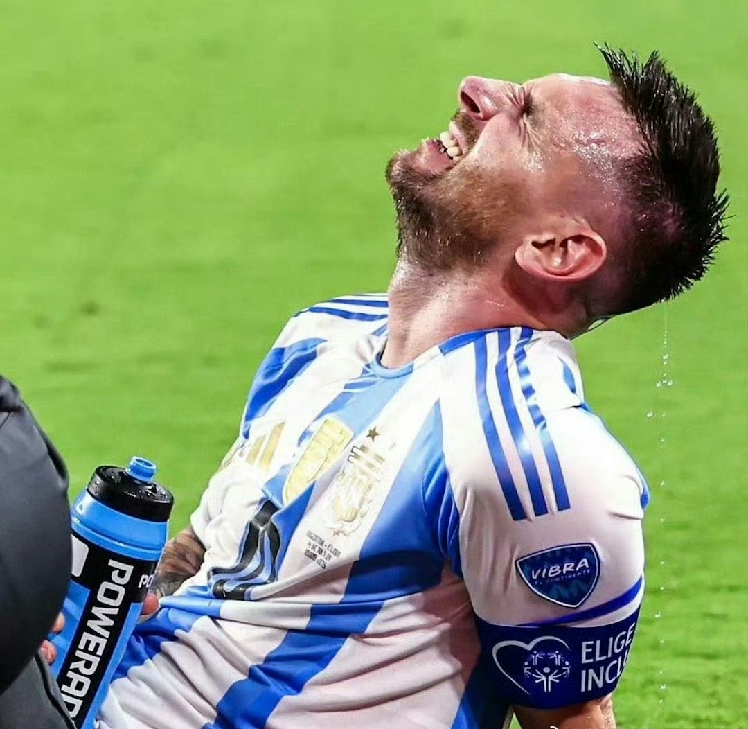 开云体育中国-足球运动员受伤，需紧急处理伤痛