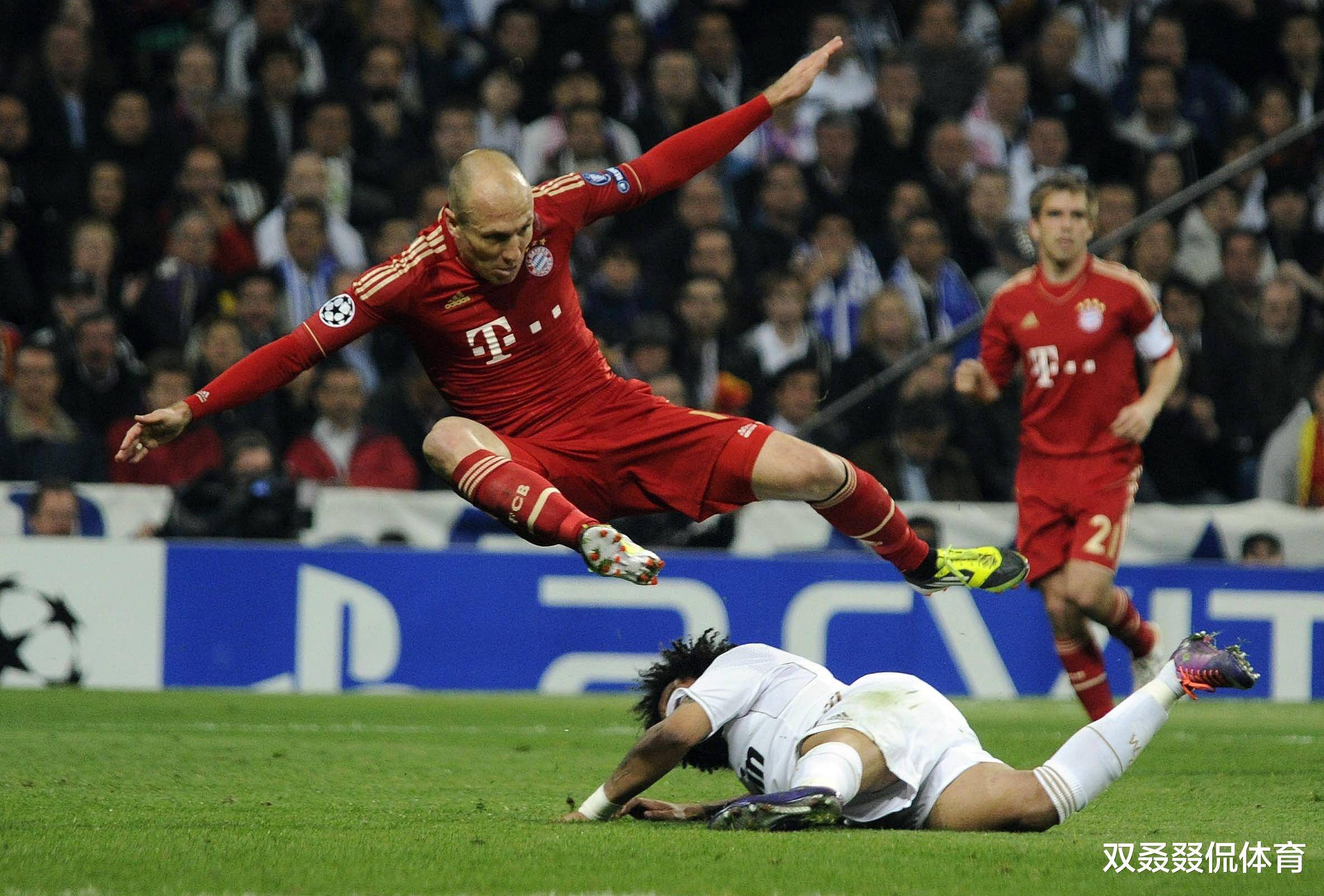 拜仁慕尼黑中场受伤，球队战术调整