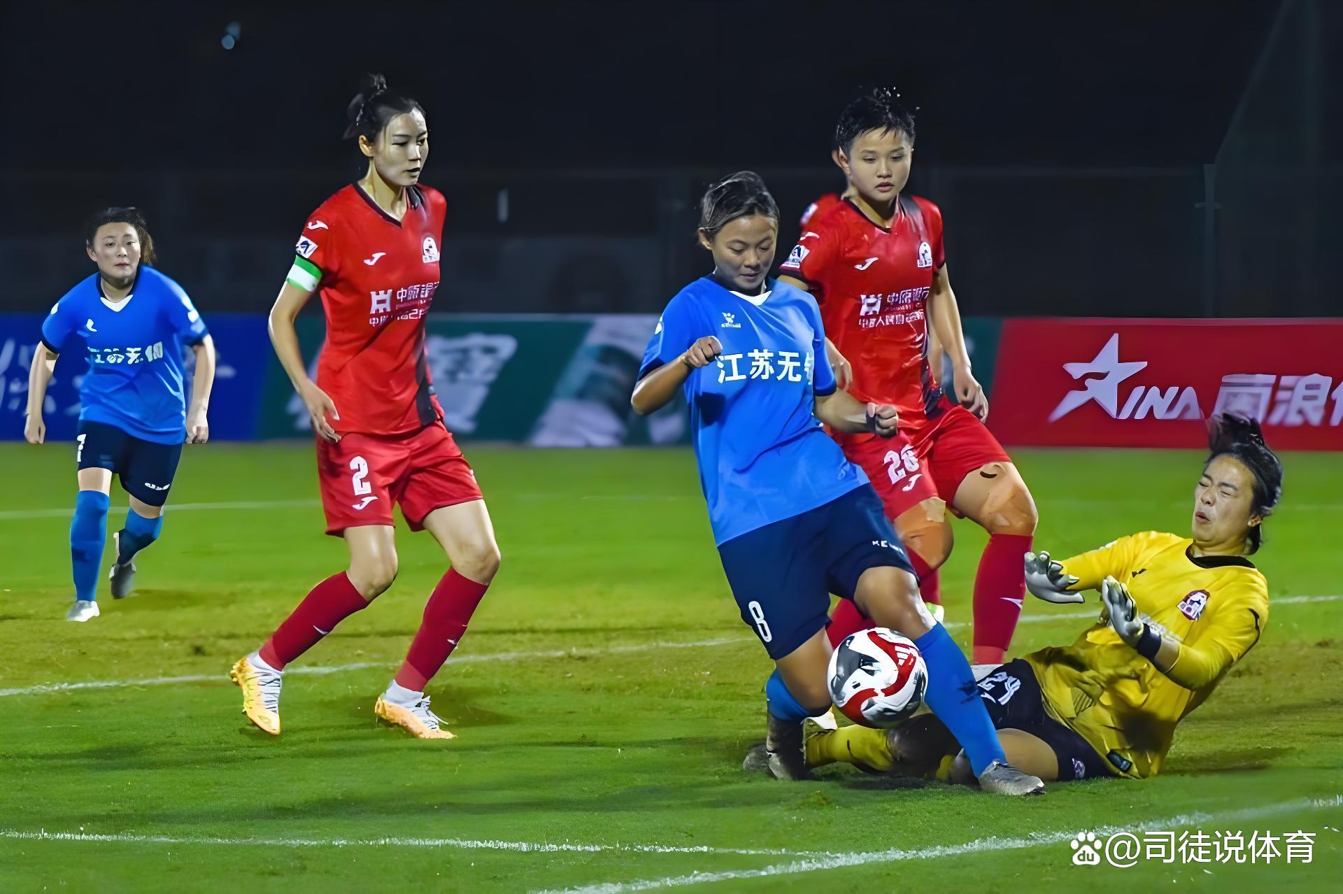 女子足球争霸赛中，中国足队实力压制对手