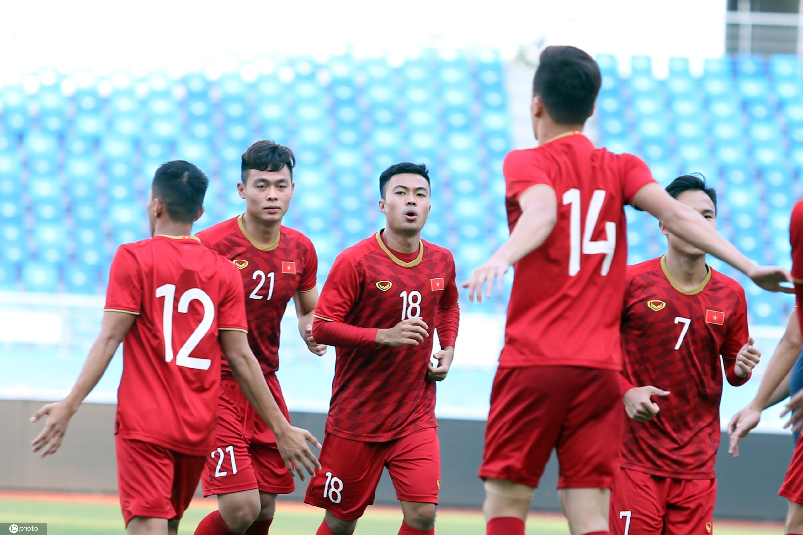 包含越南队逆袭成功，全场欢腾的词条