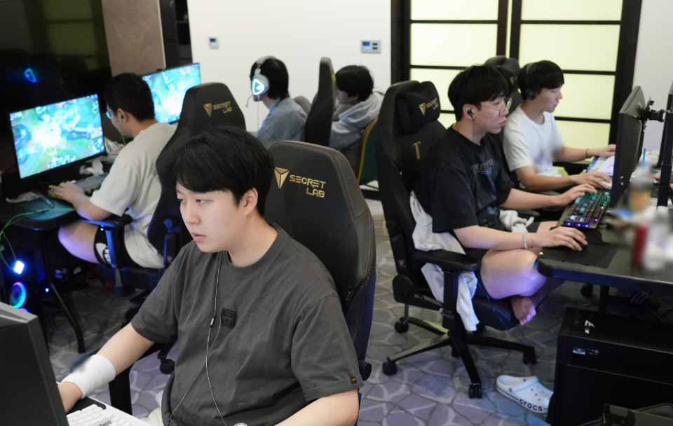 开云下载-KT翻盘JDG，BDD操刀奇招英雄翻盘八强赛3:1（上海）