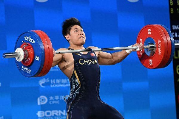 德国举重选手打破男子77公斤级世界纪录，力量惊人