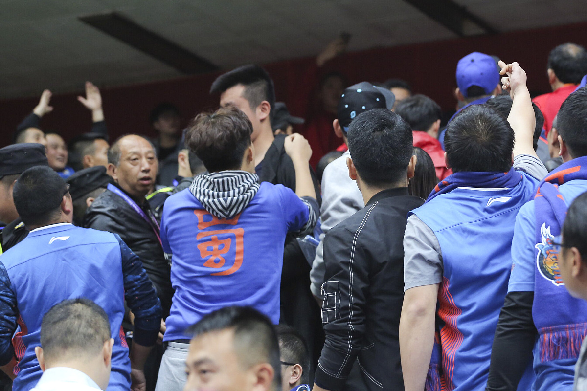 开云体育app-场上情绪激烈，球员爆发口角事件的简单介绍