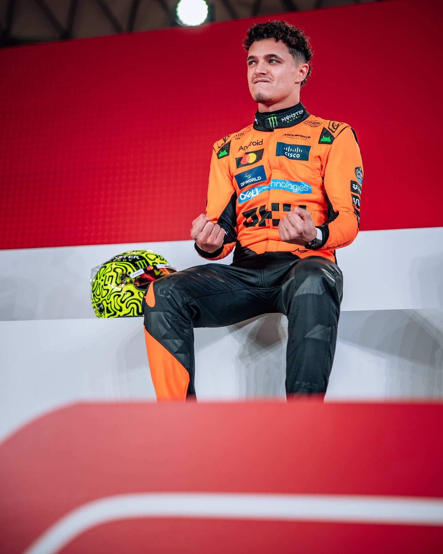 关于迈凯伦完胜红牛二队，汉密尔顿高光表现的信息